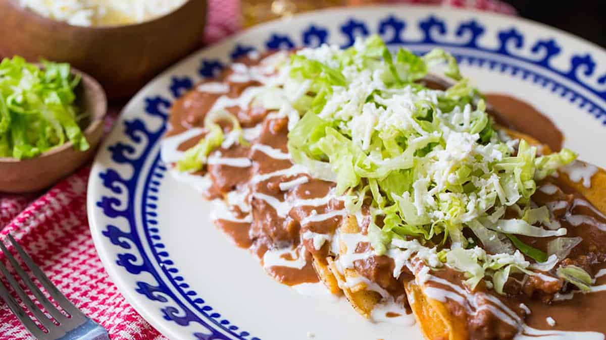 Enfrijoladas con Chicharrón